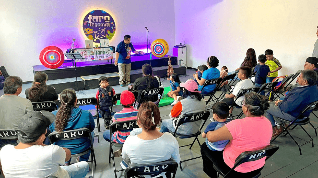 A group attends a colorful stage presentation at Faro Tecámac.