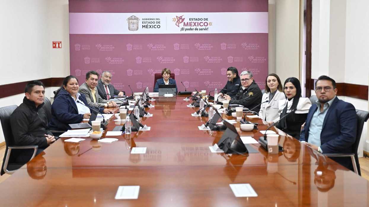 A group of people in a meeting room in Estado de México government office.