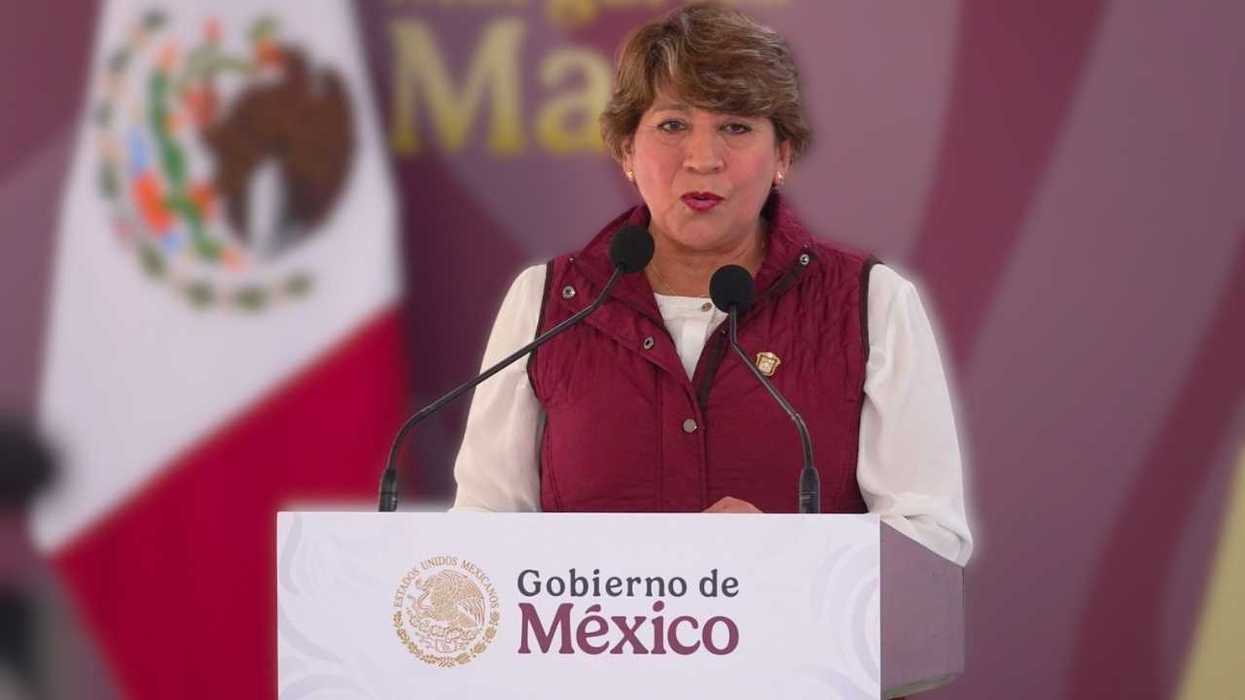 A woman speaks at a podium labeled "Gobierno de México" with a Mexican flag behind.