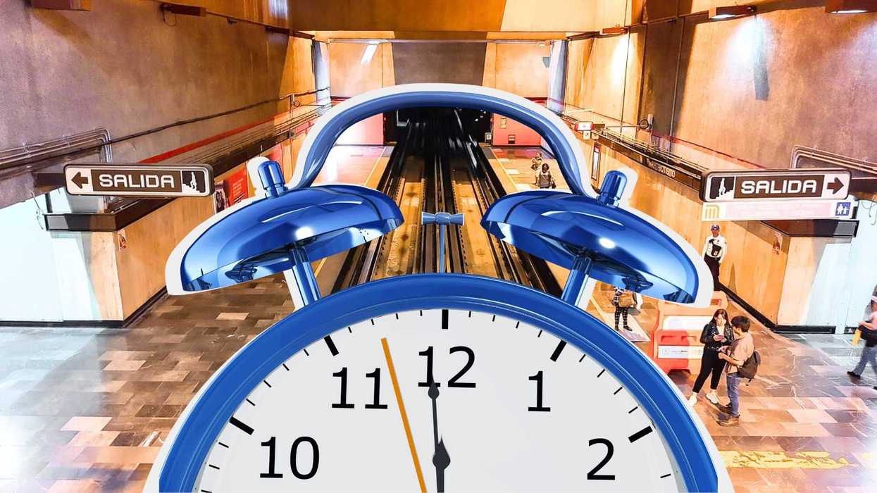 Alarm clock superimposed over a subway station with signs labeled "Salida."