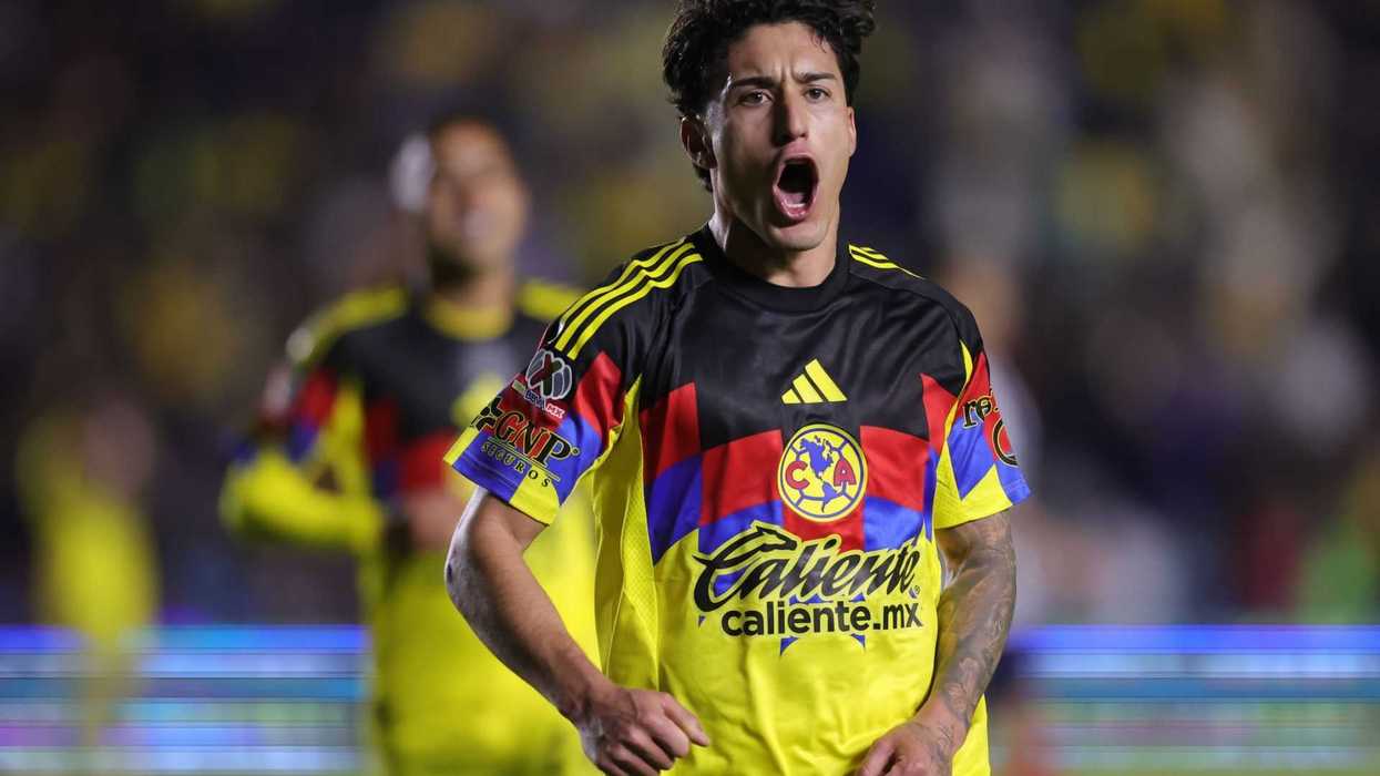 Alejandro Zendejas con el uniforme del Club América durante un partido de futbol.