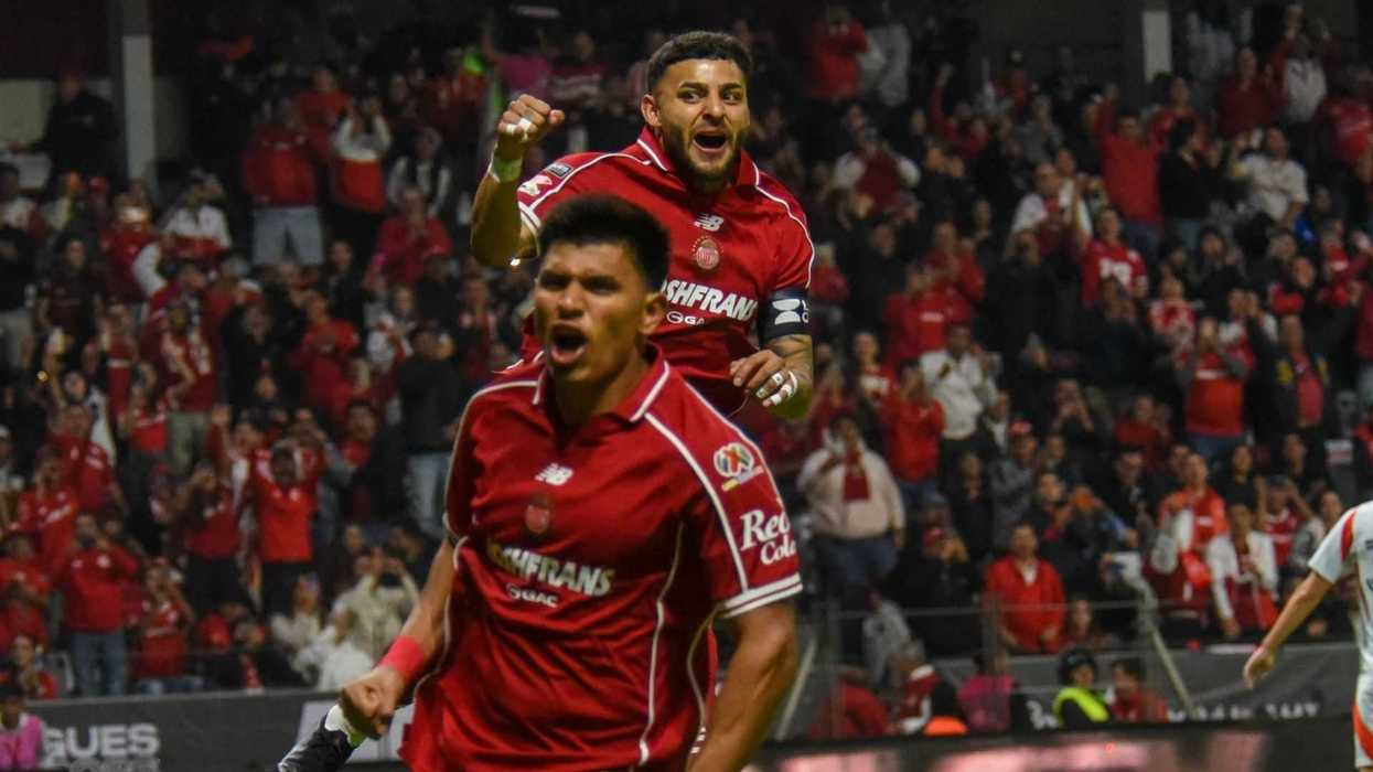 Alexis Vega y Jesús Gallardo, jugadores del Toluca, celebran un gol durante un partido de la Leagues Cup