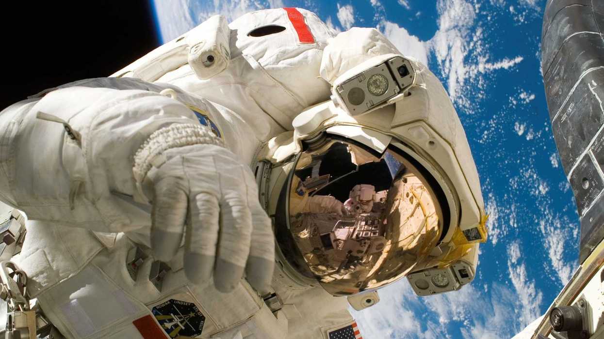 Astronautas trabajan durante caminata espacial fuera de la Estación Espacial Internacional
