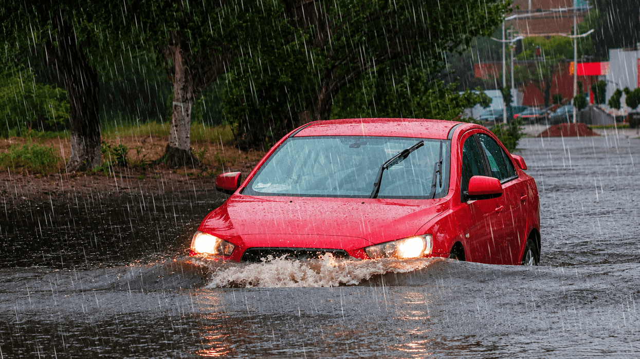 Automovilistas avanzan transitando calles inundadas por tormentas intensas del monzón mexicano en el noroeste