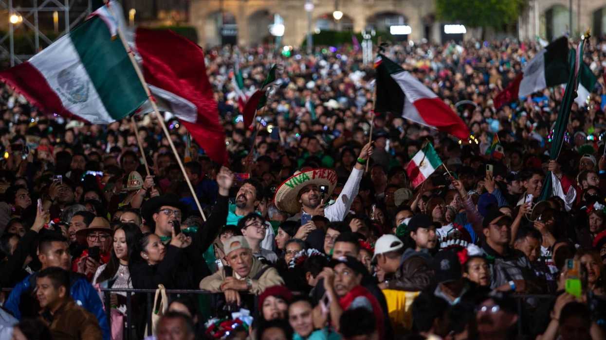 Bandera de México ondea en el Zócalo de CDMX durante la celebración del Grito de Independencia.