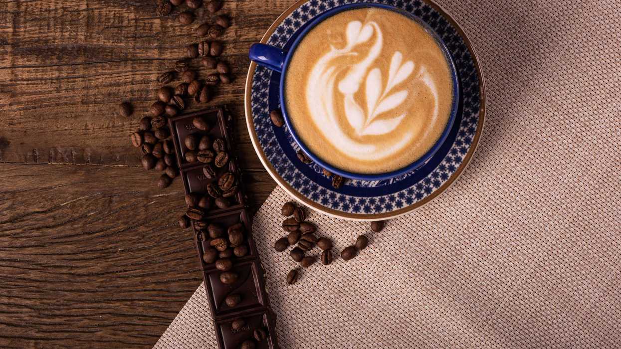 Café y chocolate artesanal acompañados de productos tradicionales mexicanos en una mesa