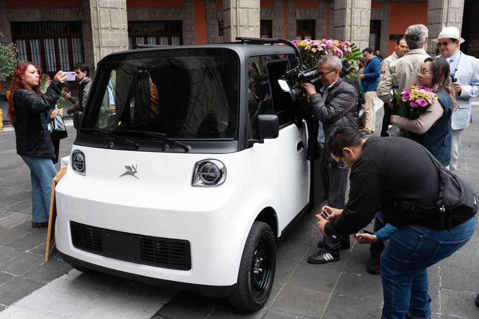 Camar\u00f3grafos durante la presentaci\u00f3n del carro Olinia