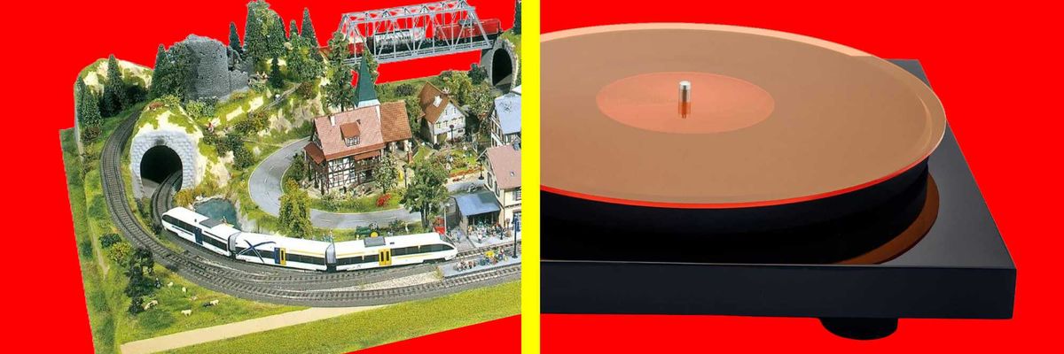 Ciudad en miniatura con tren y tornamesa con vinilo naranja