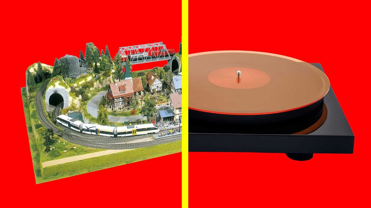 Ciudad en miniatura con tren y tornamesa con vinilo naranja