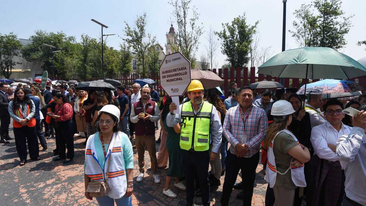 Ciudadanos y brigadistas evacuando un inmueble en la Ciudad de México durante el Simulacro Nacional 2026