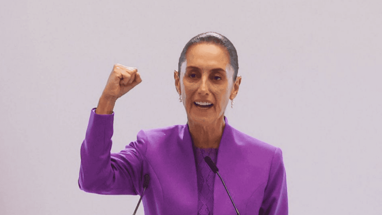 Claudia Sheinbaum levantando la mano al final de su informe presidencial