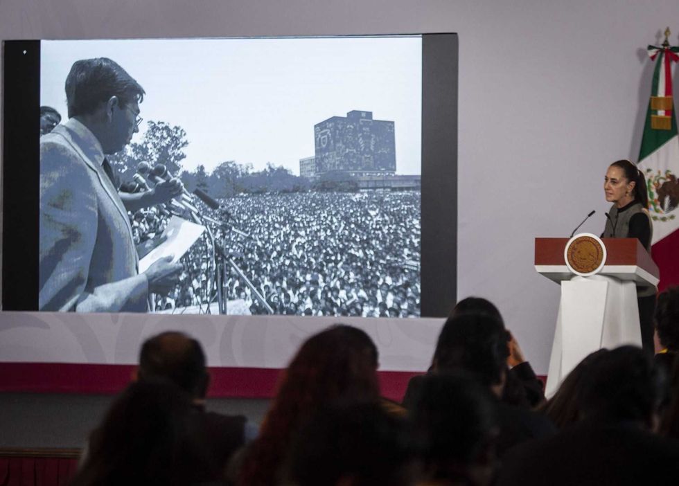 claudia-sheinbaum-y-gabinete-homenaje-a-cuauhtemoc-cardenas
