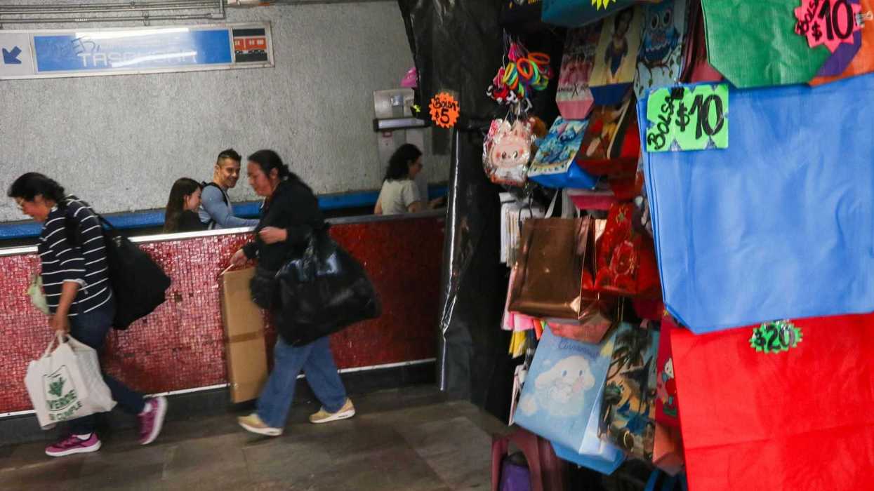 Comerciantes realizan venta dentro del Metro CDMX.