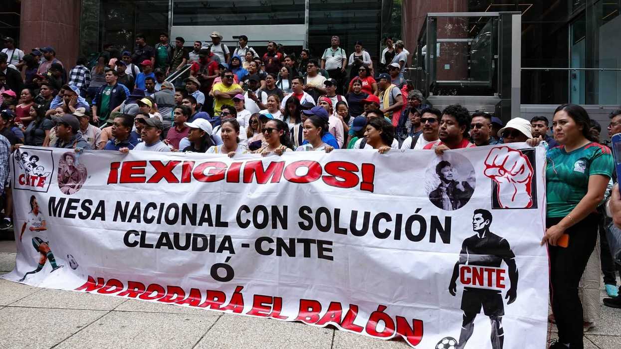 Crowd holding a protest banner demanding a solution from "Claudia - CNTE".