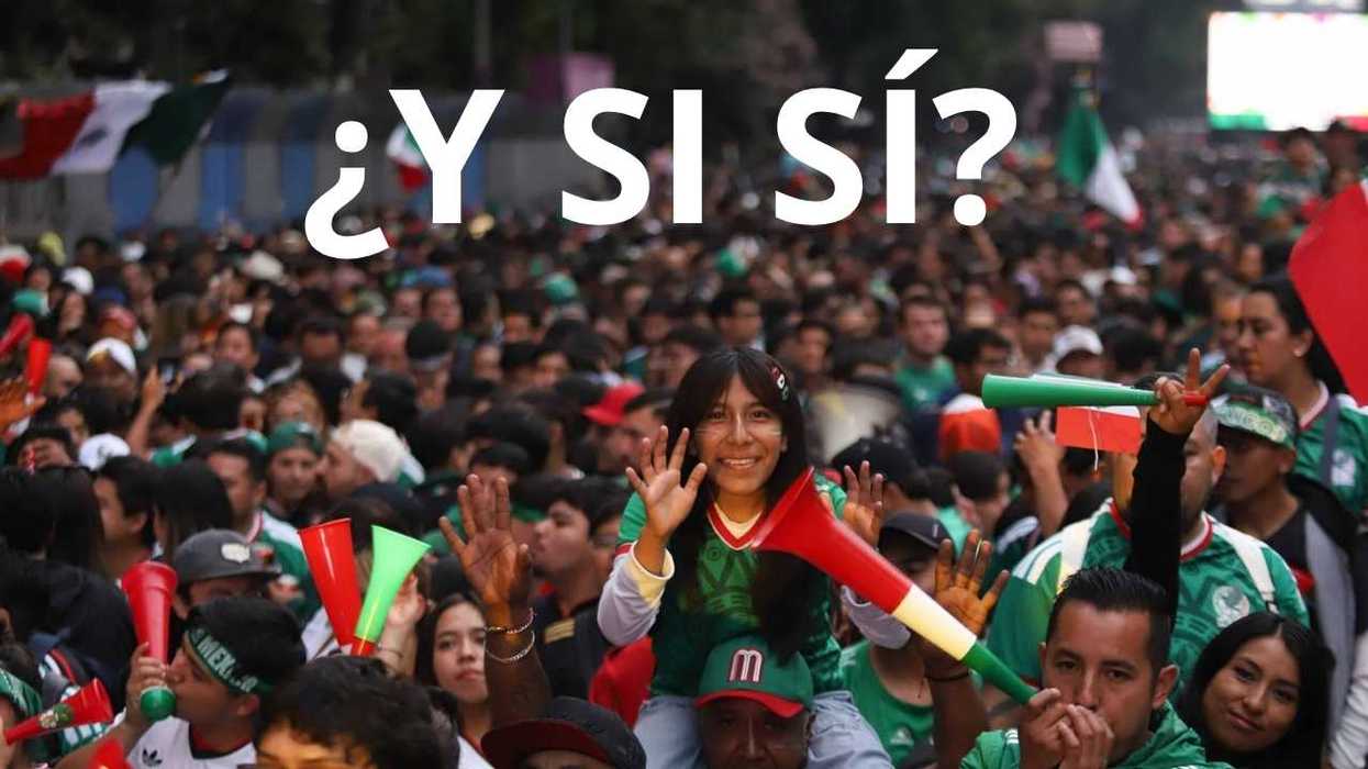Crowd of fans celebrating with Mexican flags and vuvuzelas, text reads "¿Y SI SÍ?".