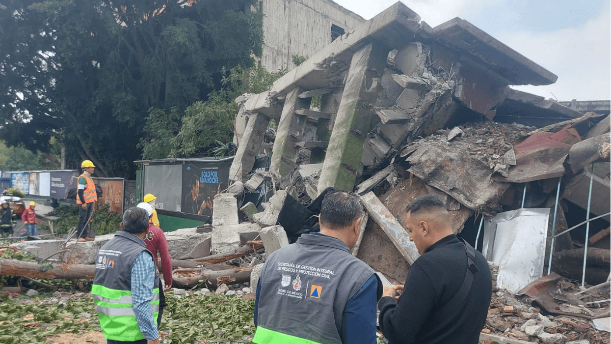 Edificio en demolición colapsado junto al Viaducto Miguel Alemán en la colonia Escandón de CDMX.
