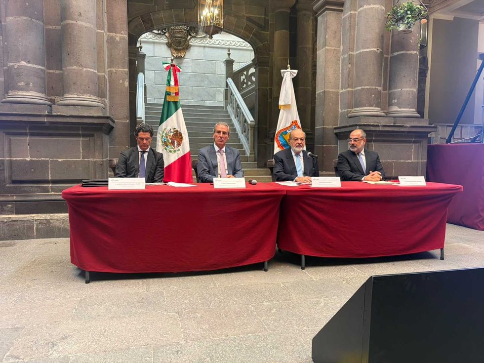 El gobierno poblano con el empresario Carlos Slim