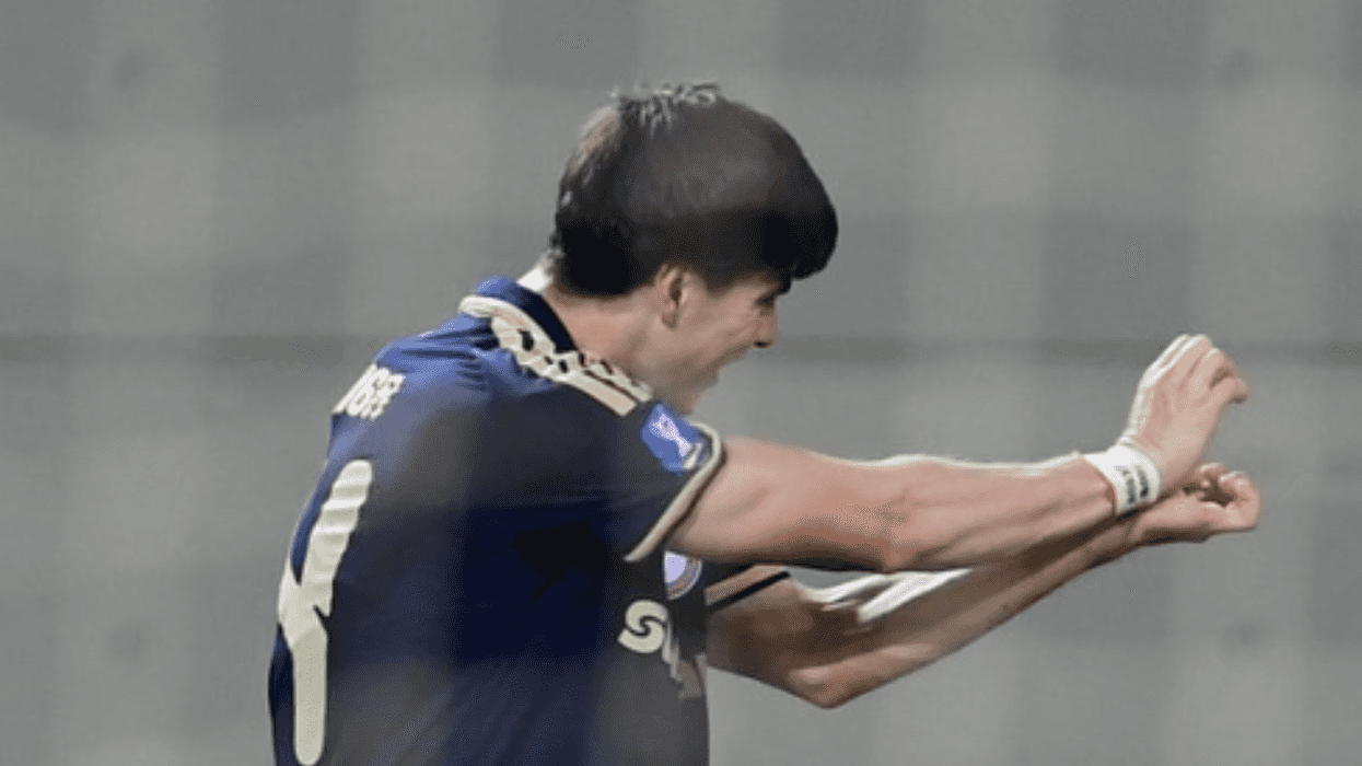 El mexicano goleador se estrenó en Grecia con su nuevo equipo