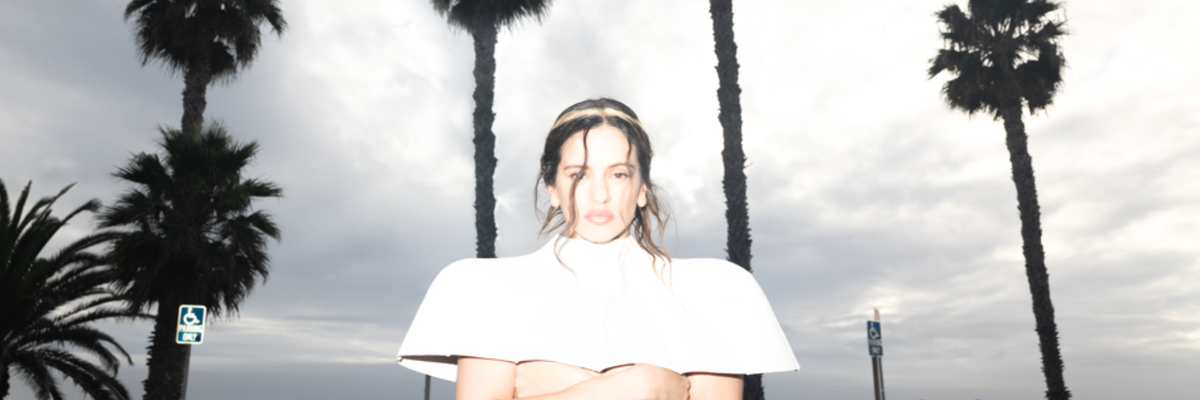 En LUX, Rosalía actúa como productora ejecutiva y canta en trece idiomas.