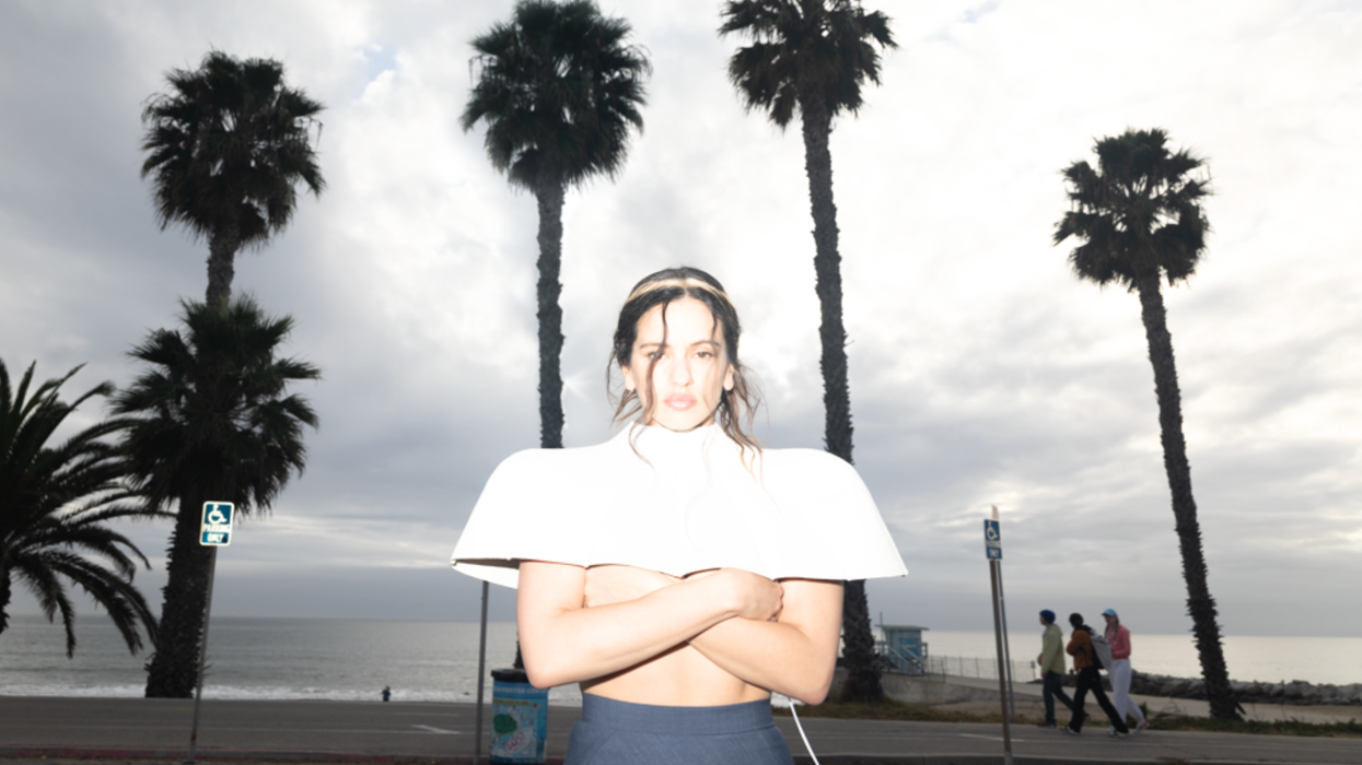 En LUX, Rosalía actúa como productora ejecutiva y canta en trece idiomas.