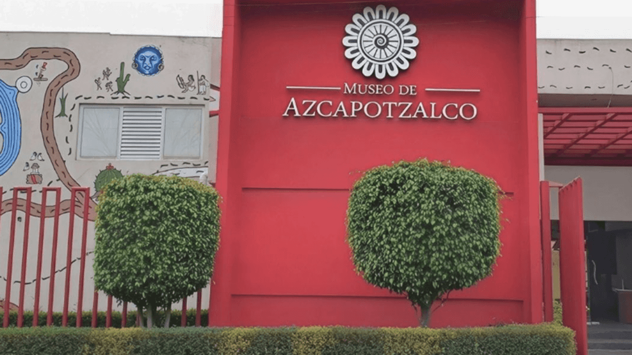 Entrance to Museo de Azcapotzalco with murals and manicured bushes.