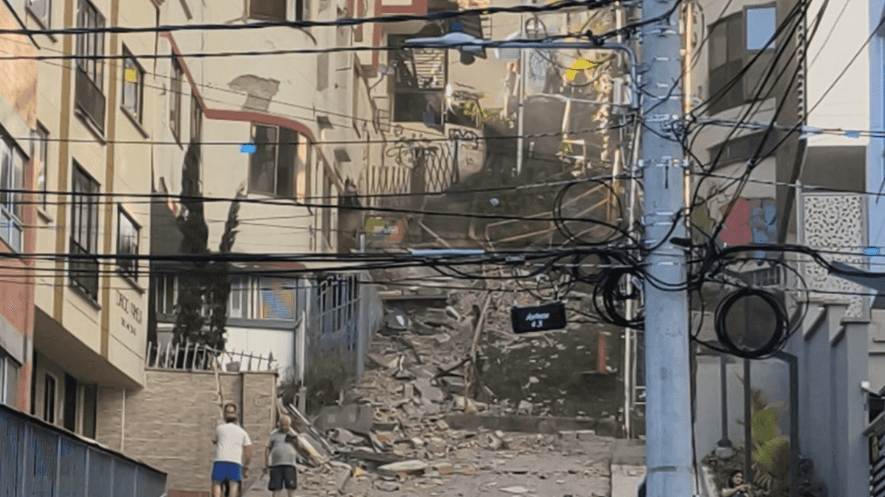 Equipos de emergencia realizan labores de rescate tras el terremoto en Colombia.