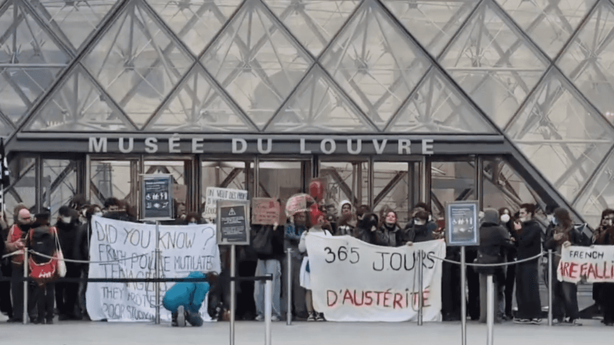 estudiantes-bloquean-acceso-museo-louvre-paris