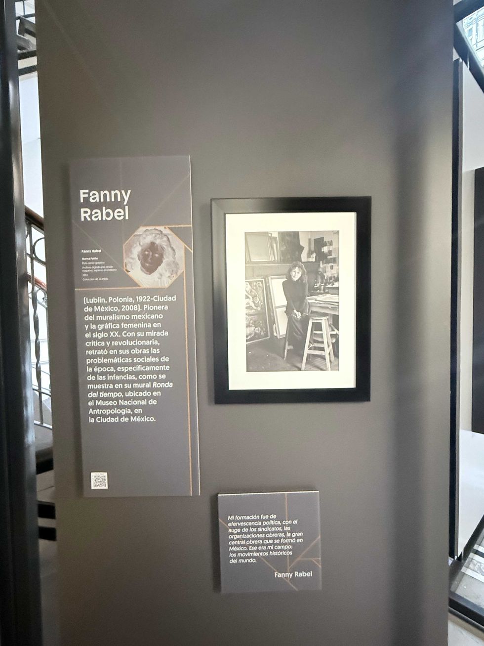 Fotograf\u00eda de la muestra revelados de la SHCP que muestra a la artista Fanny Rabel
