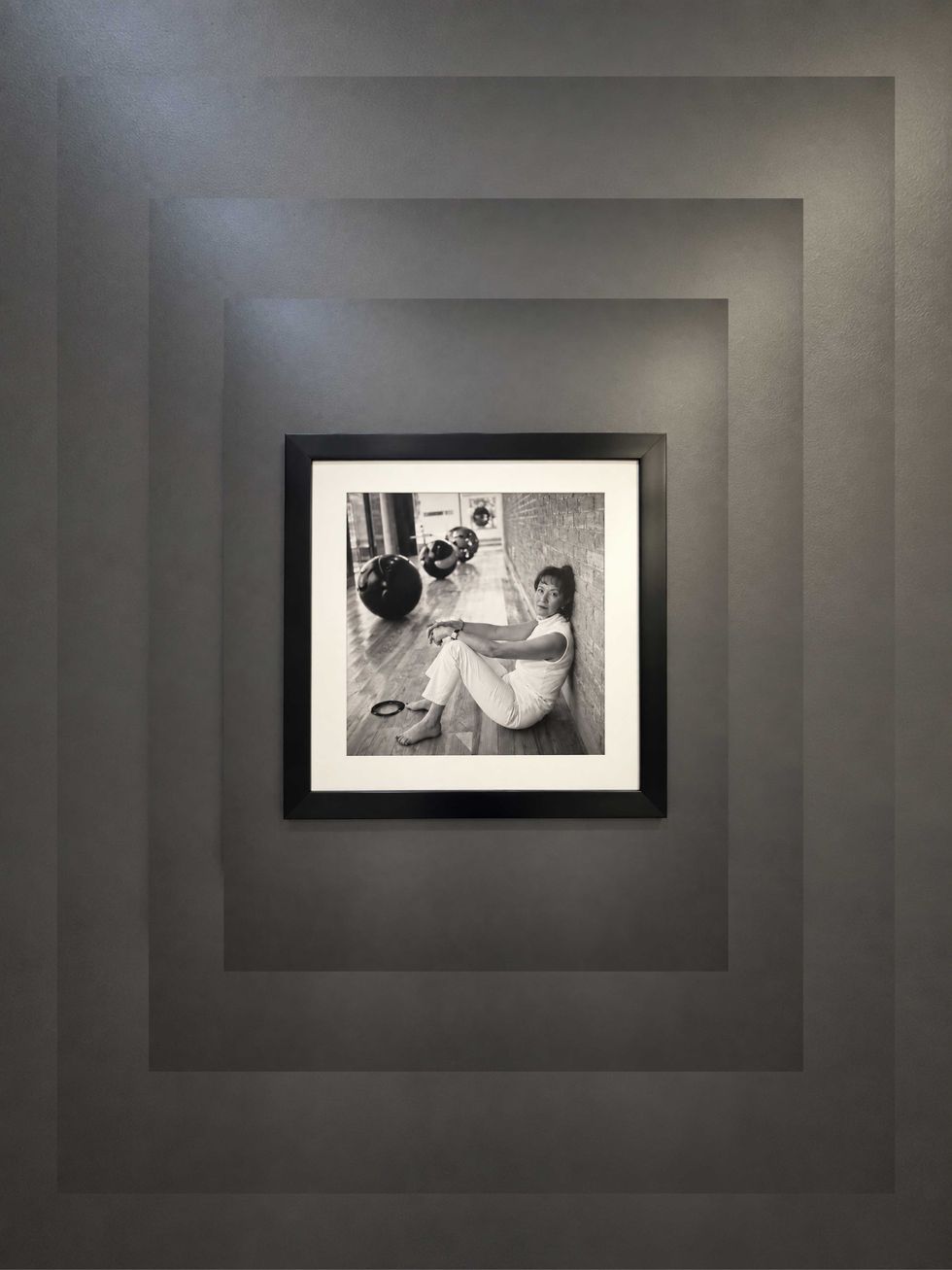 Fotograf\u00eda que muestra a Yvonne Domenge, de la exposici\u00f3n Revelados de la Secretar\u00eda de Hacienda