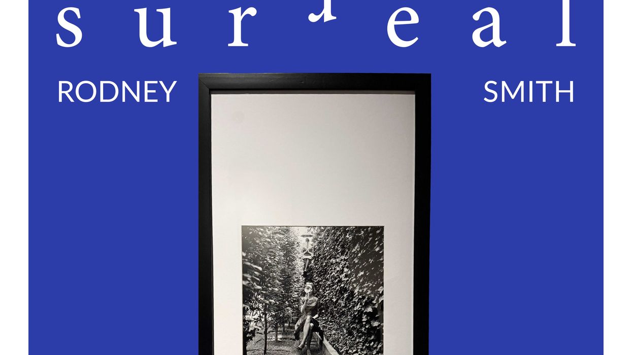 Fotografía de Rodney Smith que retrata a dos mujeres sentadas, una sostiene una lupa y la otra está al fondo sobre una barda sosteniendo un paraguas.