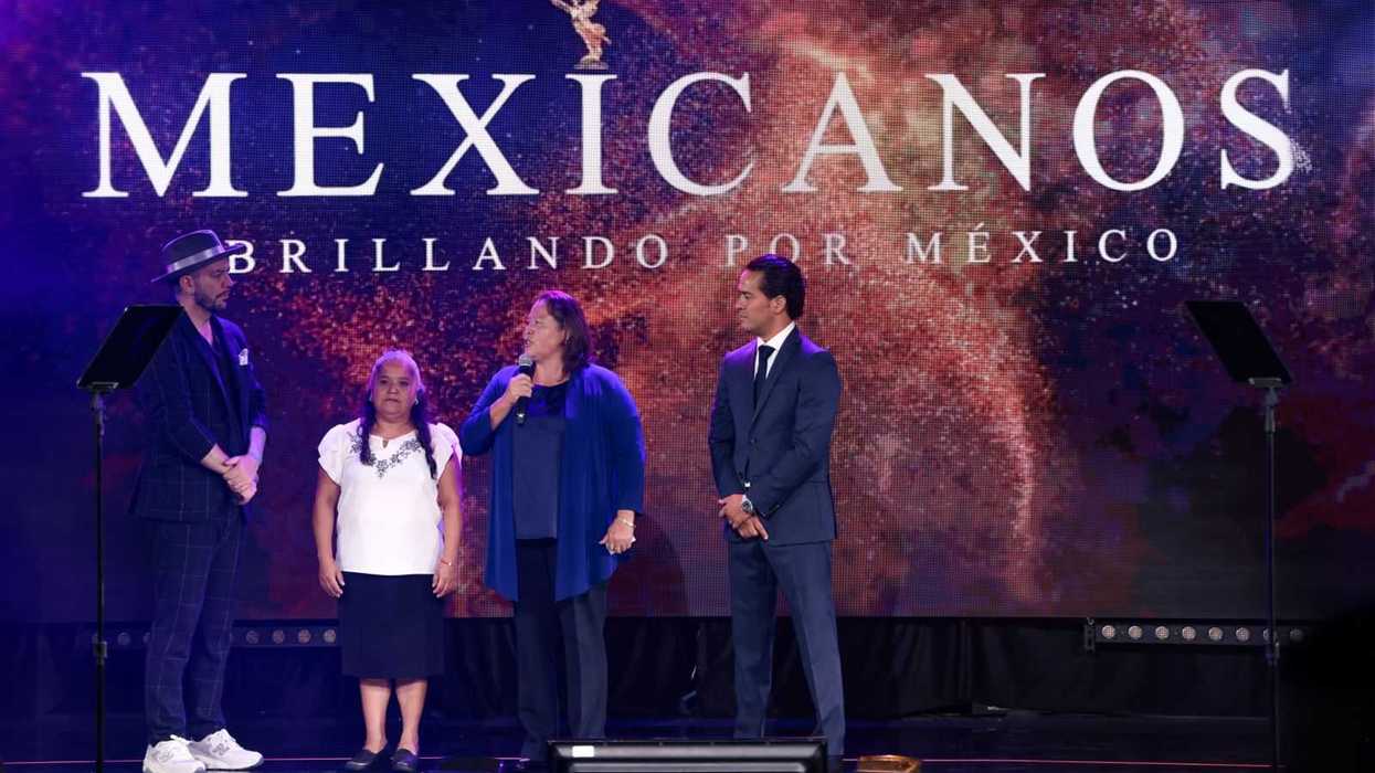Four people on stage under "MEXICANOS BRILLANDO POR MÉXICO" banner, engaging audience.