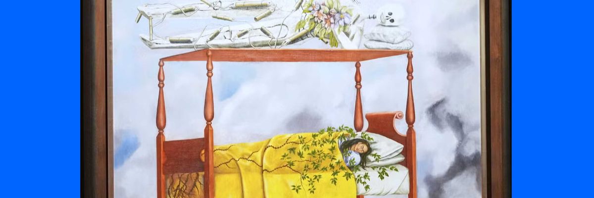 Frida Kahlo acostada en una cama con un esqueleto sobre la cama