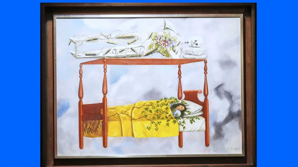 Frida Kahlo acostada en una cama con un esqueleto sobre la cama
