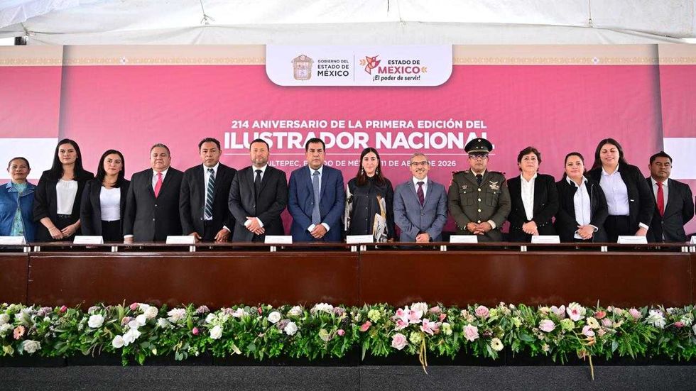 Group of people at an event marking Ilustrador Nacional's 214th anniversary in Mexico.