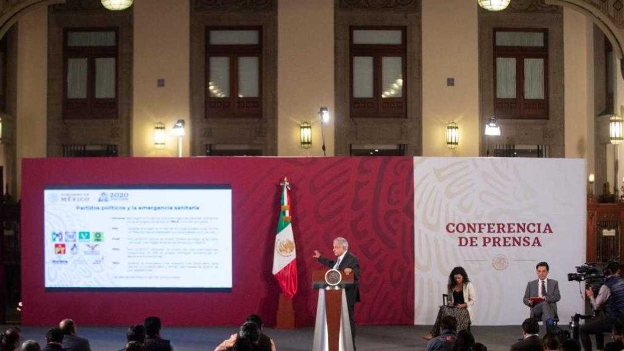 Balconea AMLO a partidos que no dieron total sí a entrega de 50% de presupuesto.