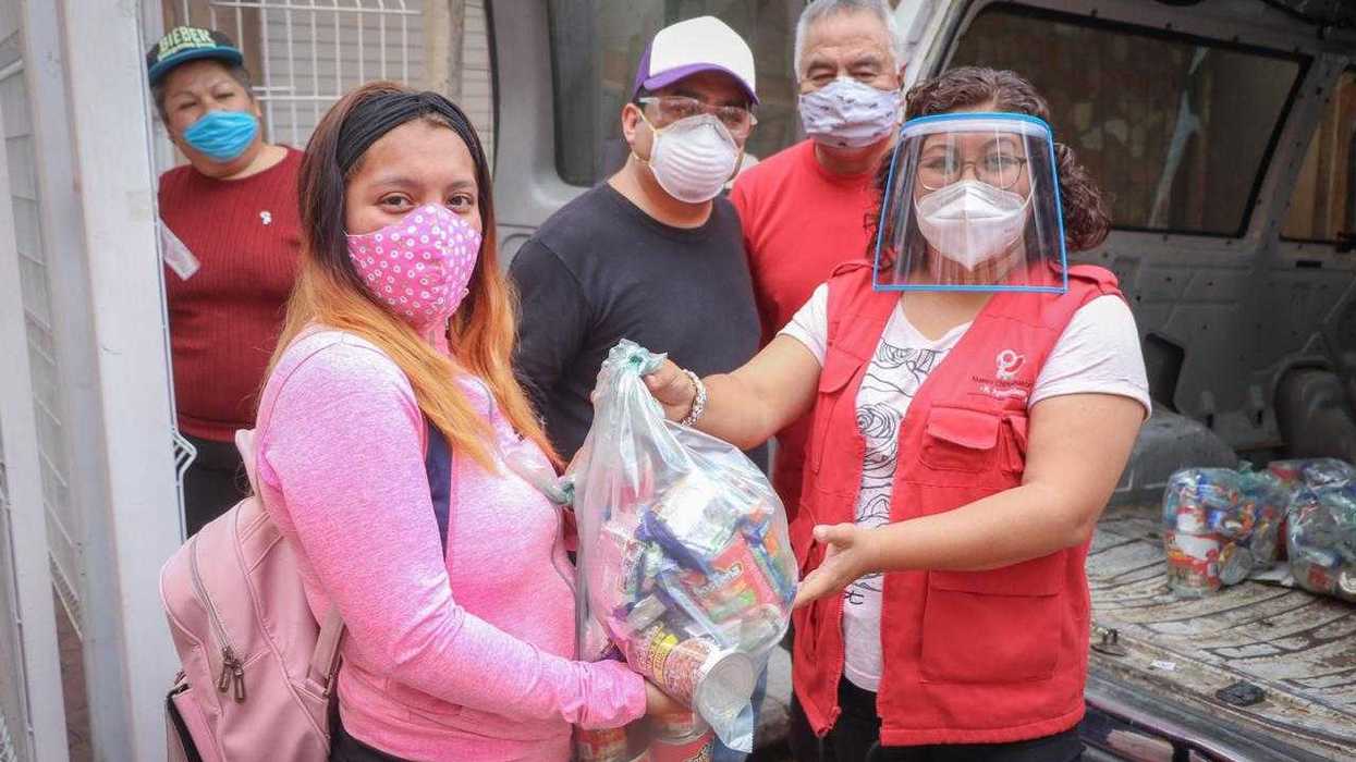 Entregan alimentos a bajo costo a grupos vulnerables en Chimalhuacán, Estado de México.