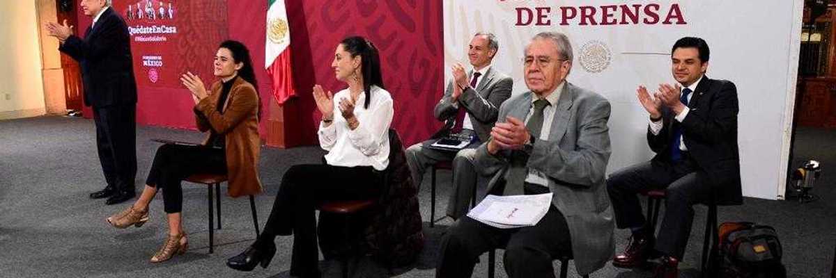 Con nudo en la garganta, recuerda López Obrador a Oscar Chávez.