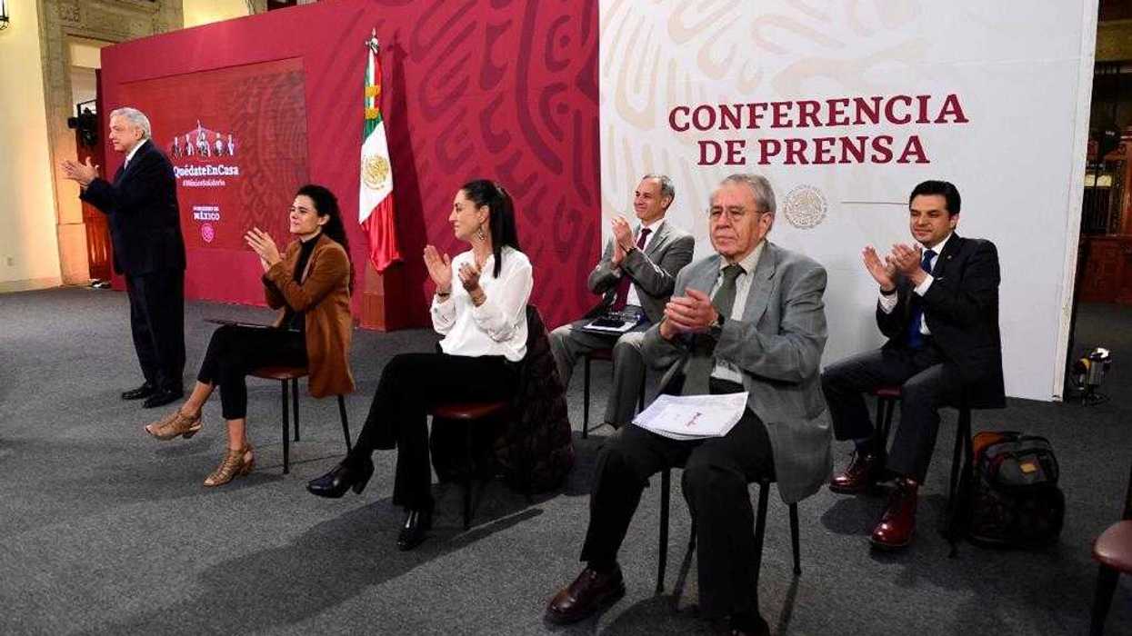 Con nudo en la garganta, recuerda López Obrador a Oscar Chávez.