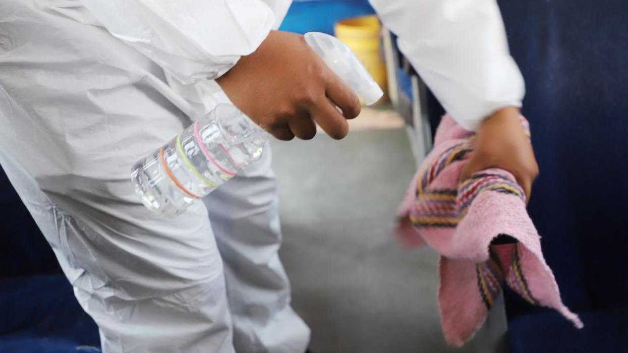 Sanitizan 35 mil unidades de transporte público y central de abasto para evitar propagación de Covid-19 en Ecatepec, Estado de México.