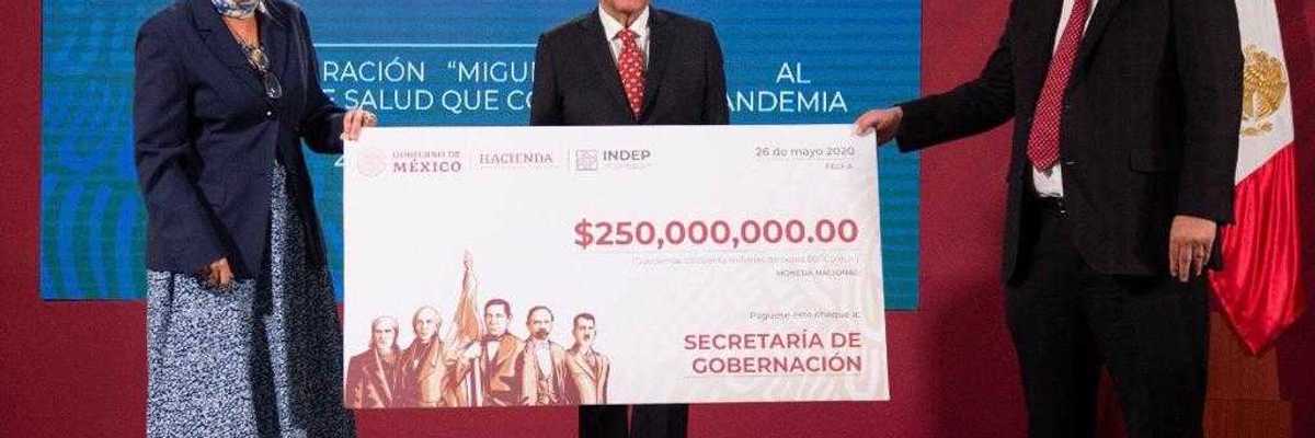 Anuncia AMLO becas para que 30 mil médicos estudien en el extranjero.