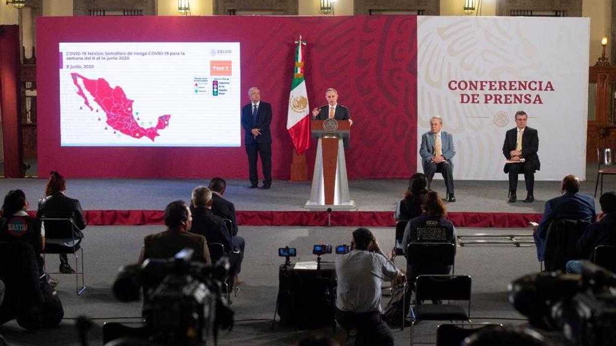 Condena AMLO vandalismo en protesta de CDMX propone crear grupos de paz.