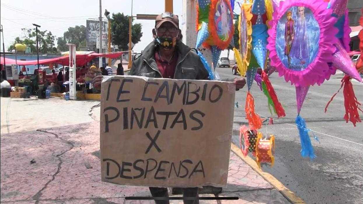 Debido a la pandemia del coronavirus cambia piñatas por despensa.