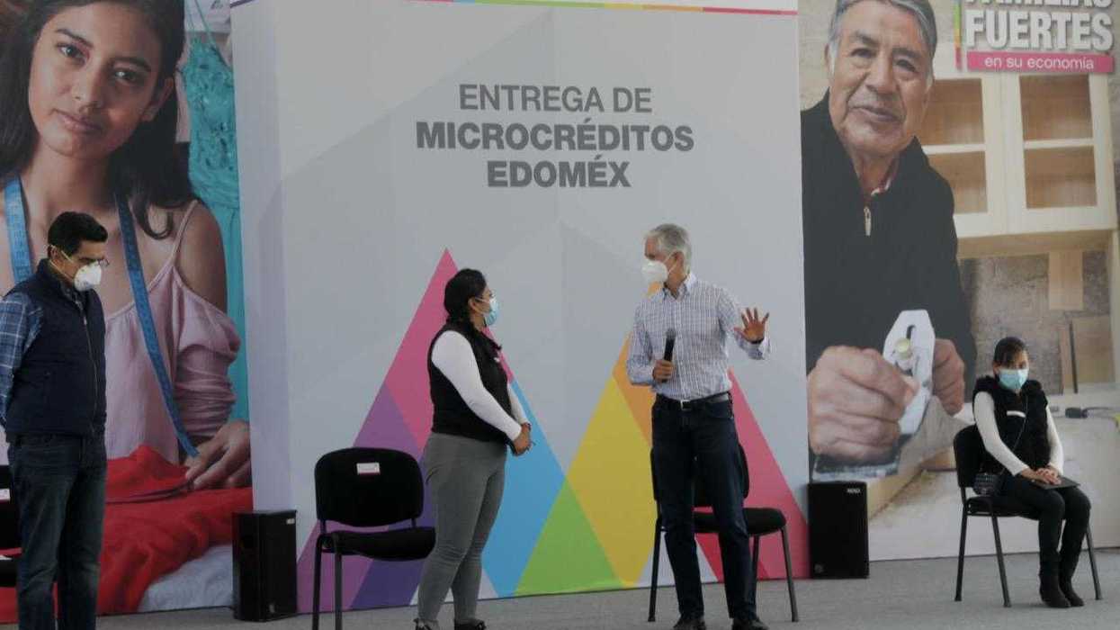 Alfredo Del Mazo entrega créditos a emprendedoras mexiquenses en apoyo a la economía familiar y reactivación del consumo local.