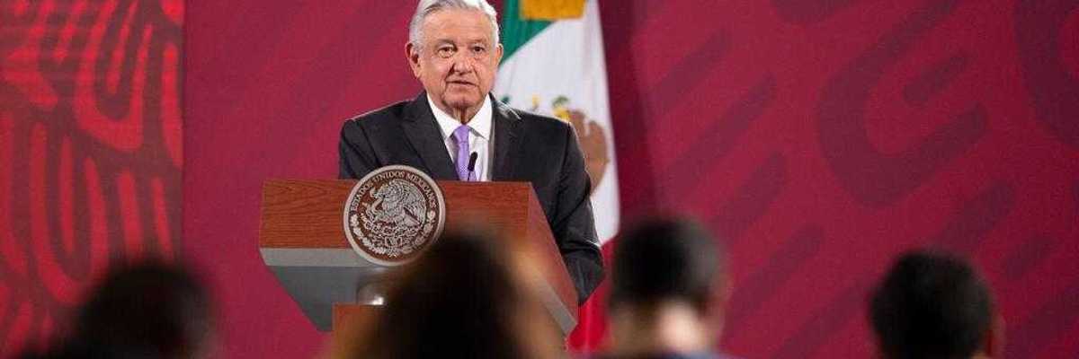 Propone AMLO celebración del Grito con 500 asistentes al Zócalo y antorchas en mano.