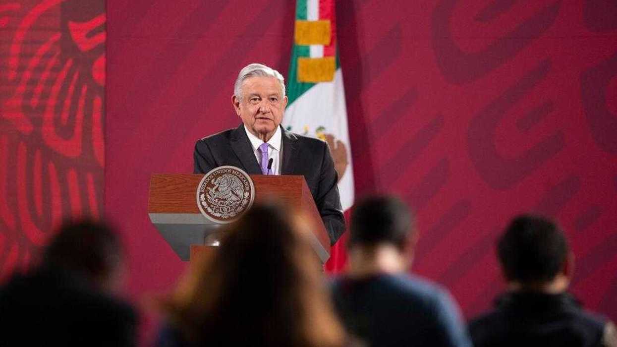 Propone AMLO celebración del Grito con 500 asistentes al Zócalo y antorchas en mano.