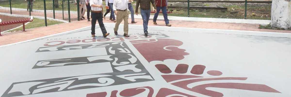 Gobierno de Ecatepec construye un parque lineal junto a las vías del tren.