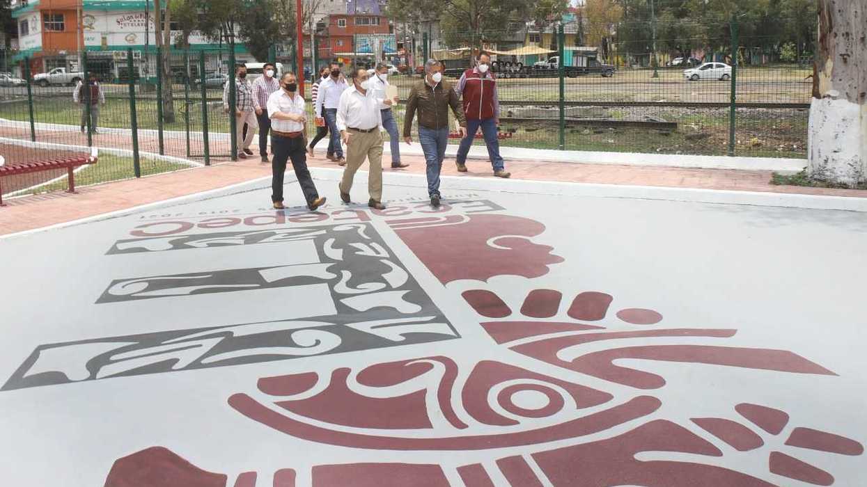 Gobierno de Ecatepec construye un parque lineal junto a las vías del tren.