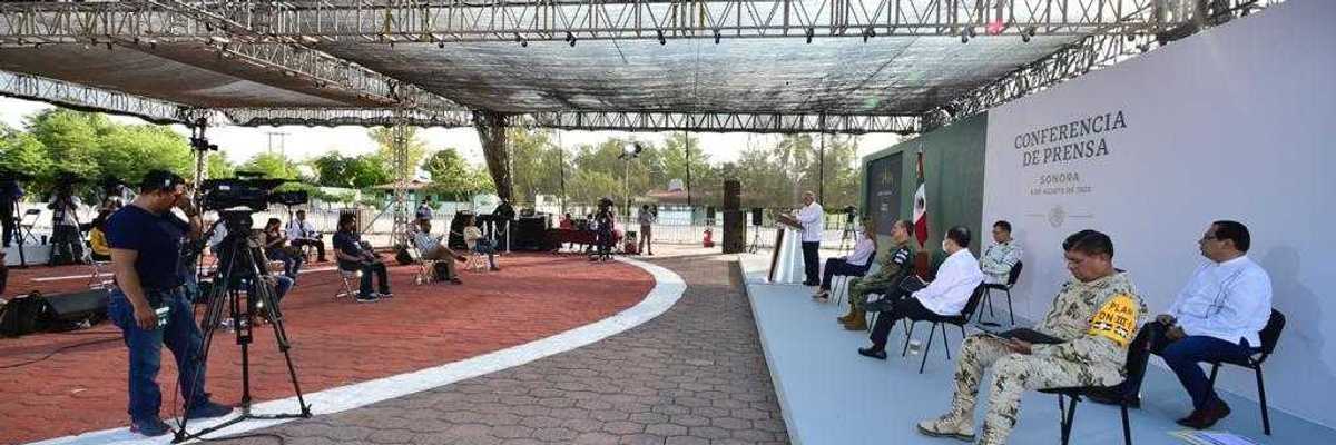 Celebra AMLO medidas de Facebook sobre transparencia y pide a twitter hacer lo mismo.