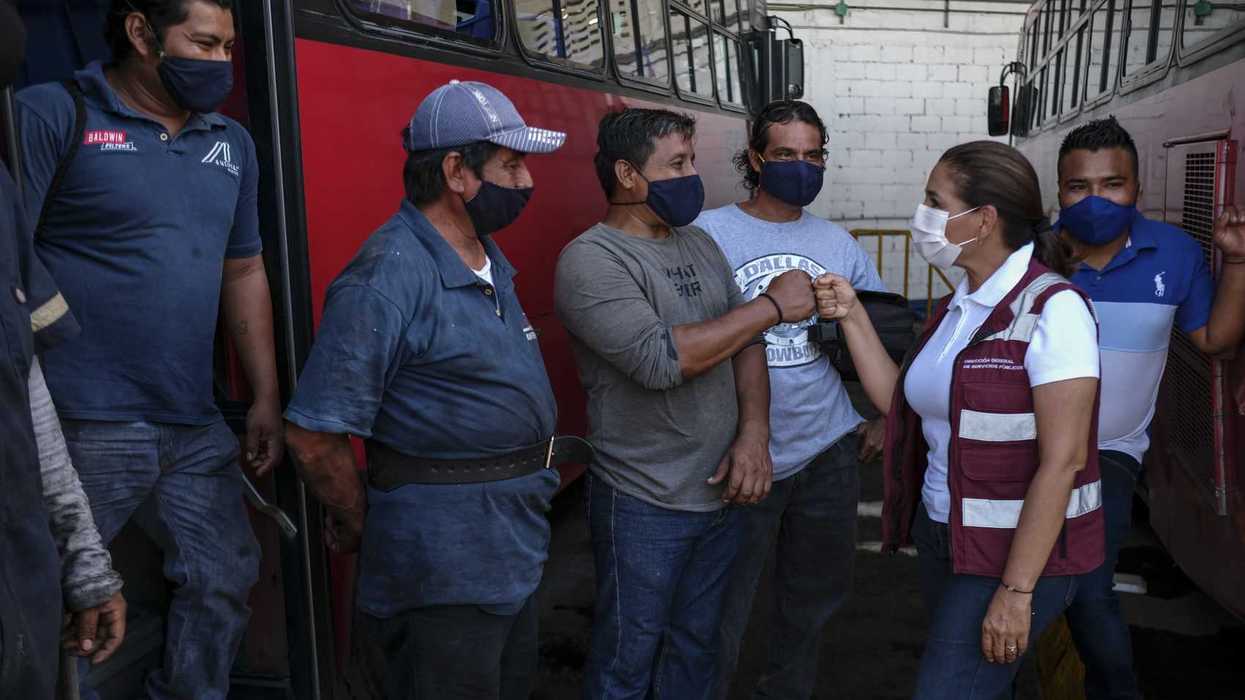 Reconocen el apoyo de operadores de transporte durante el huracán Delta.