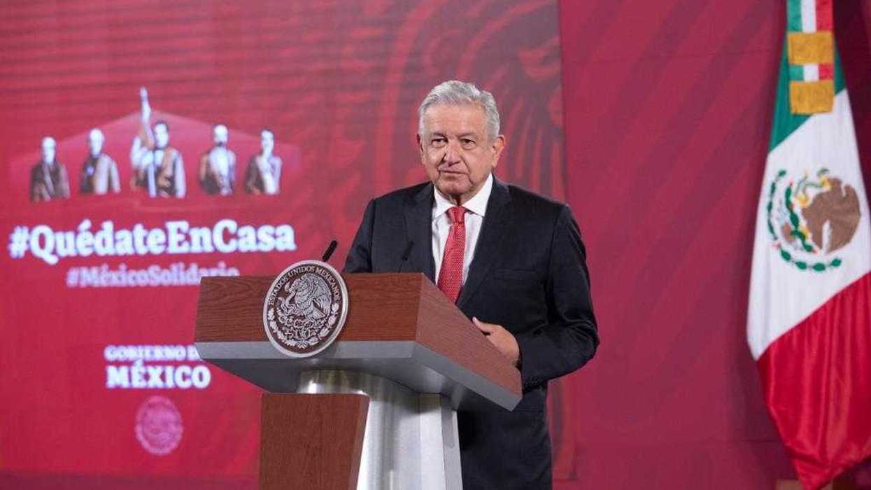 Si guarda uno la sana distancia, no se necesita cubrebocas: AMLO.